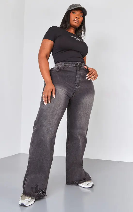 PrettyLittleThing Plus Ripped Split Hem Straight Leg Jeans - Washed Black