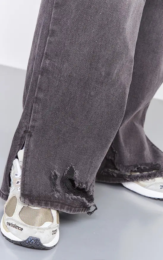 PrettyLittleThing Plus Ripped Split Hem Straight Leg Jeans - Washed Black