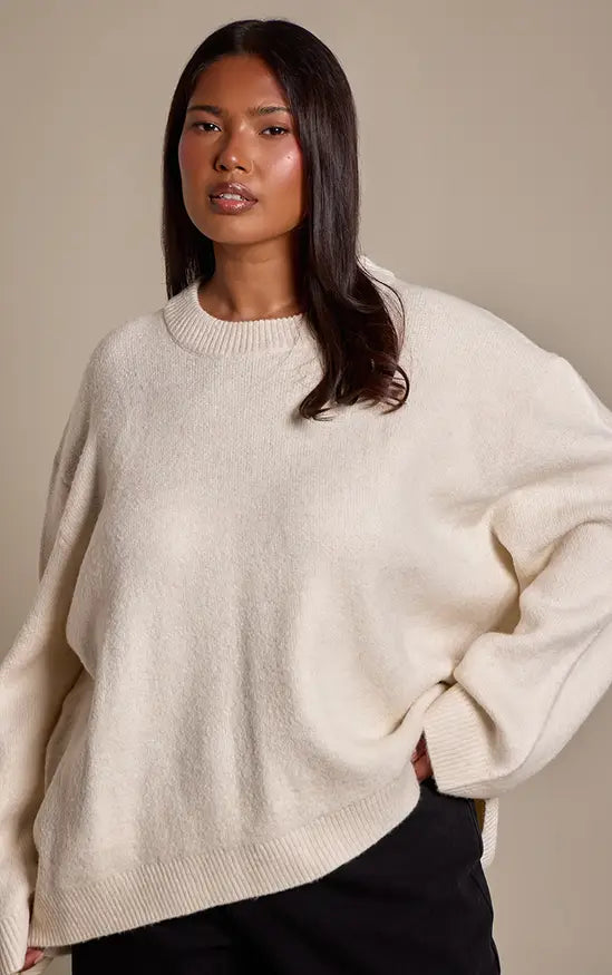 PrettyLittleThing Plus Thick Rib Crew Neck Oversized Jumper - Cream