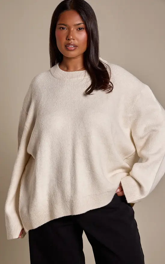 PrettyLittleThing Plus Thick Rib Crew Neck Oversized Jumper - Cream