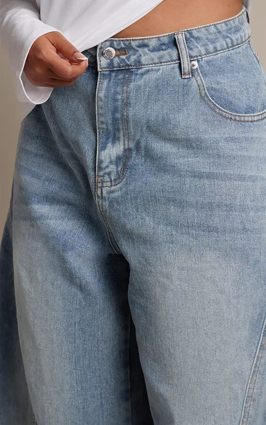 PrettyLittleThing Plus Seam Detail Barrel Jeans - Mid Blue Wash