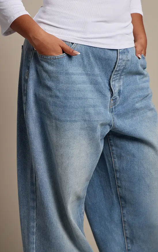 PrettyLittleThing Plus Mid Blue Wash High Waist Boyfriend Jeans - Mid Blue Wash
