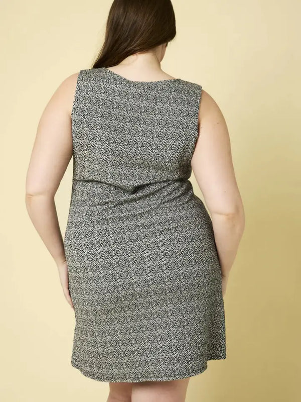 Gilli Plus Size Classic Chevron Sleeveless Sheath Mini Dress - Black/White