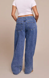 PrettyLittleThing Plus Seam Detail Relaxed Wide Leg Jeans - Mid Blue Wash