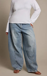 PrettyLittleThing Plus Seam Detail Barrel Jeans - Mid Blue Wash