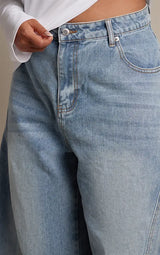 PrettyLittleThing Plus Seam Detail Barrel Jeans - Mid Blue Wash